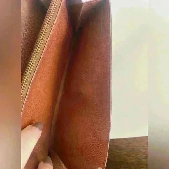 Louis Vuitton Authentic Monogram Sarah Wallet (Has Lots Of Wear) - Picture 5 of 13